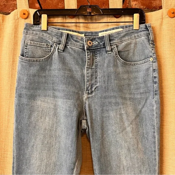 Pilcro Anthropologie high-rise bootcut jeans hem detailing 30 x 27” embroidery - Picture 2 of 9